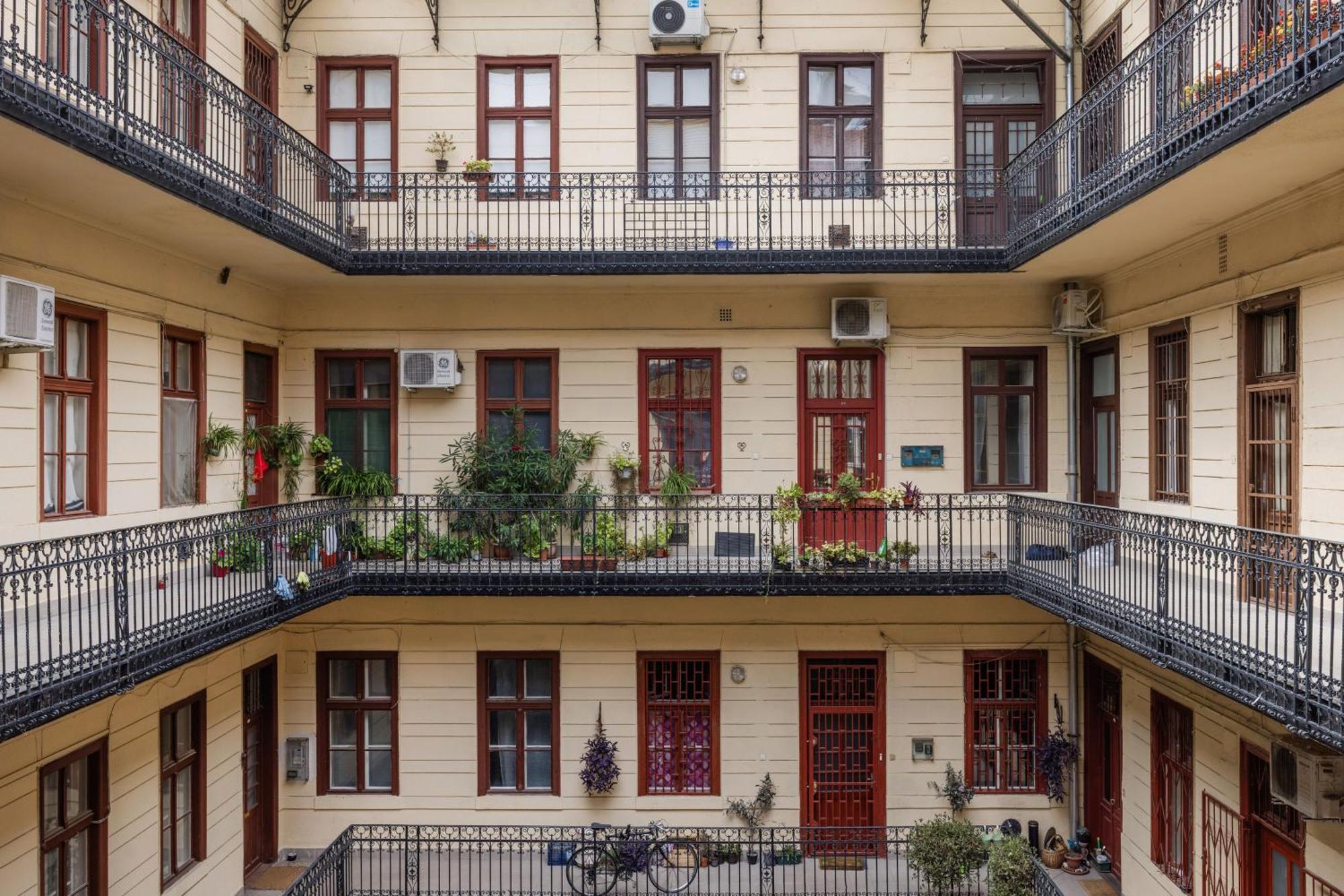Central Budapest Oasis - Modern Charm, Timeless Comfort Екстер'єр фото